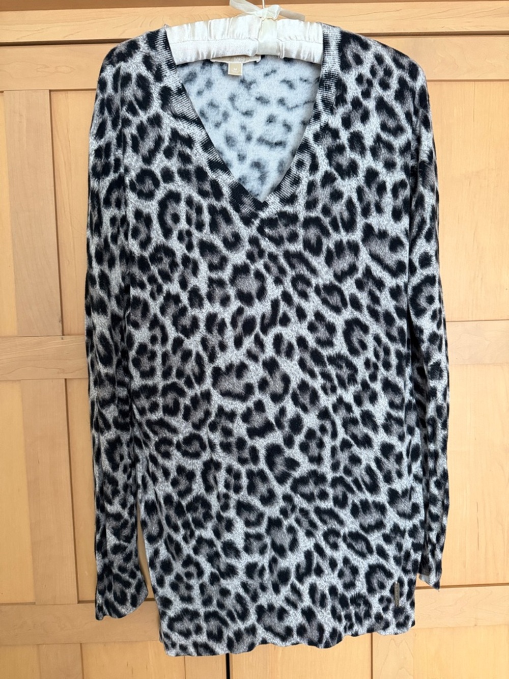 MICHAEL KORS V-Neck Leopard Print Tunic Sweater - Black & Light Gray in EUC